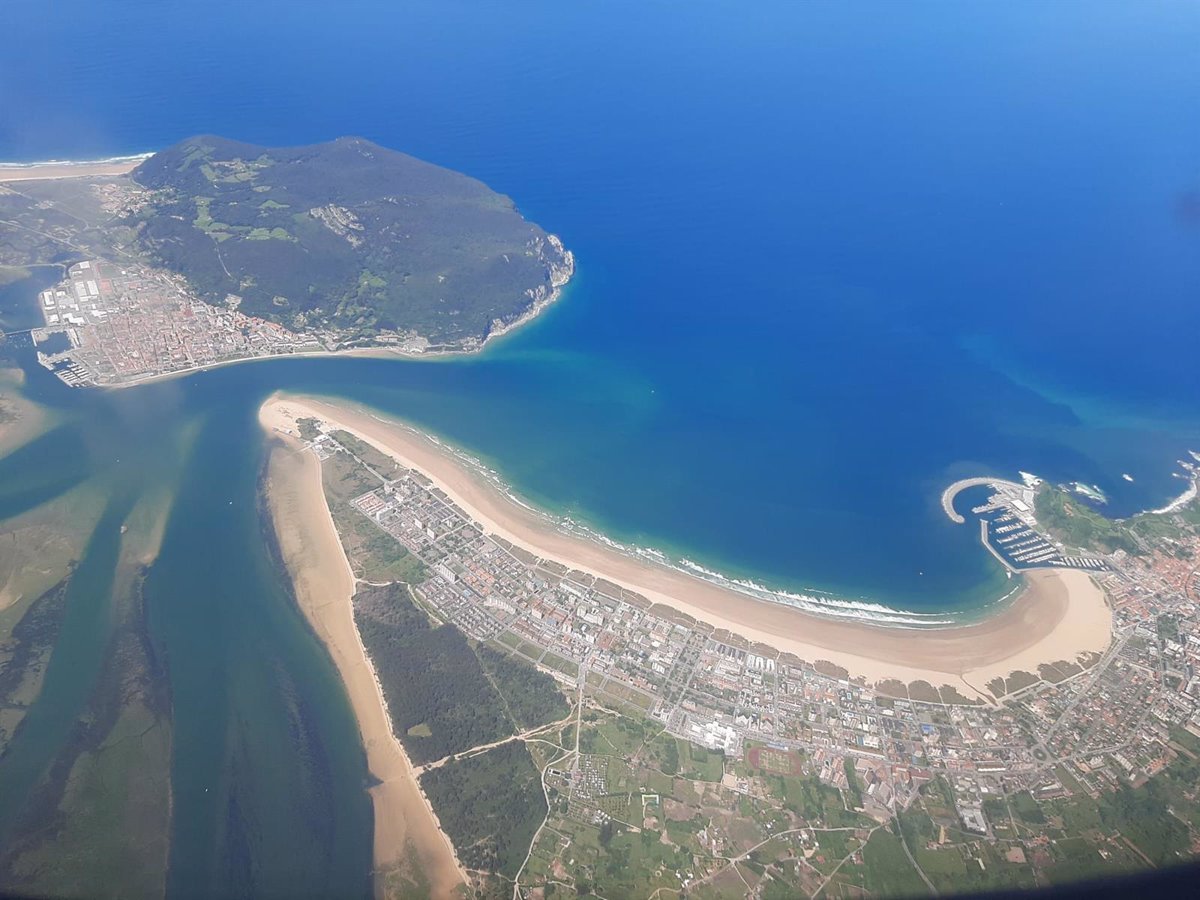 El proyecto de decreto que regula los apartamentos turísticos en Cantabria se pondrá en marcha en «unos días».