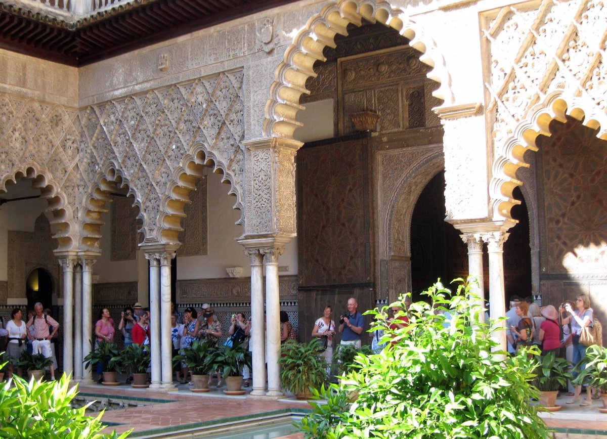 En abril, Canarias alcanzó los 5,4 millones de turistas y acumuló un gasto de 8.182 millones de euros.