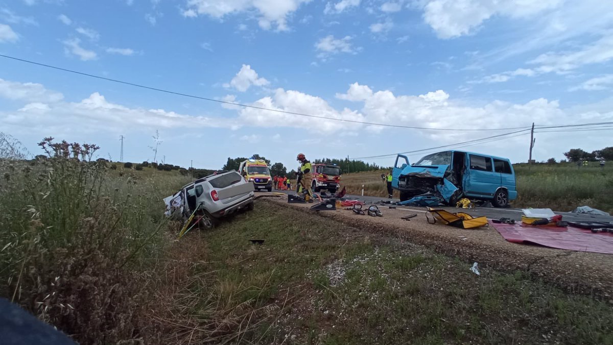 En una colisión entre dos coches en La Bañeza (León), una persona muere y otra resulta herida.