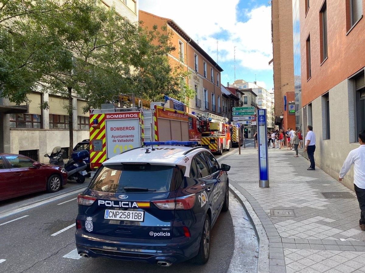 Estudiantes evacuados por incendio en residencia