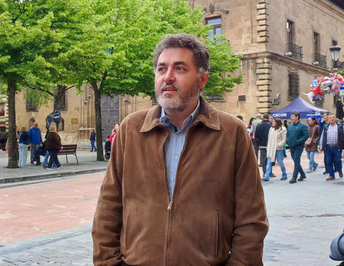 Fernández (PSOE) pone un ejemplo de vivienda social «para los que no saben en qué se gasta el dinero de Europa»