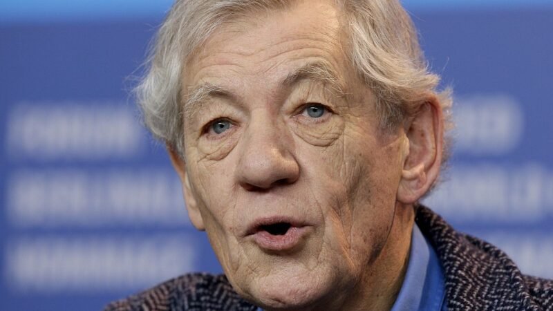 Ian McKellen se perderá funciones en Londres tras desplomarse en el escenario