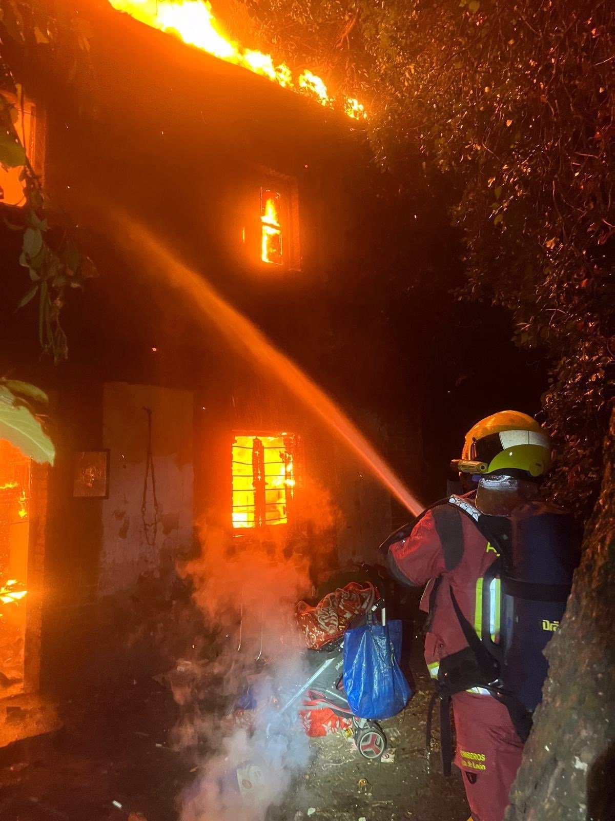 Incendio en casa abandonada en León es apagado