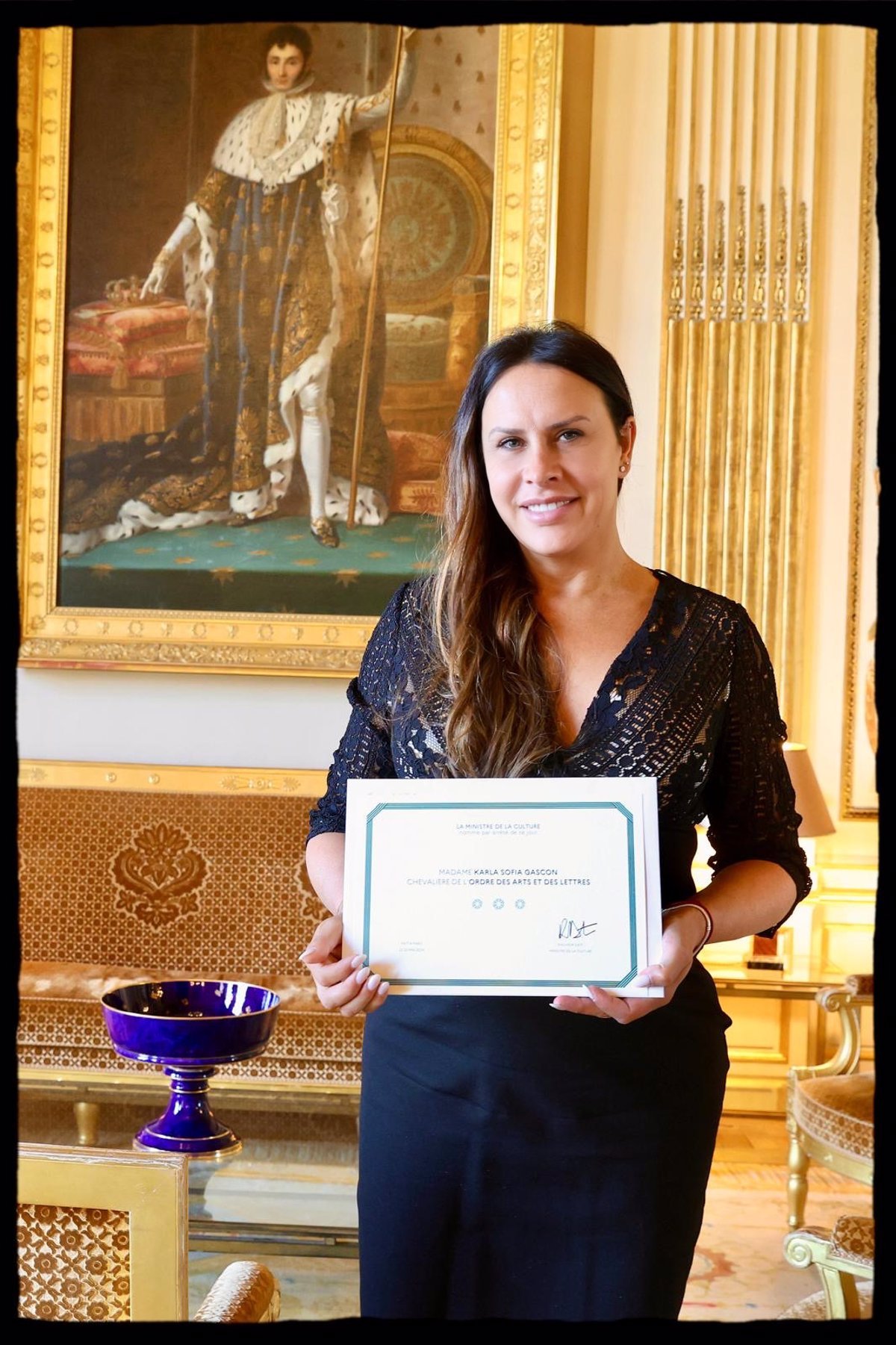 Karla Sofía Gascón, condecorada con la Orden de las Artes y las Letras de Francia