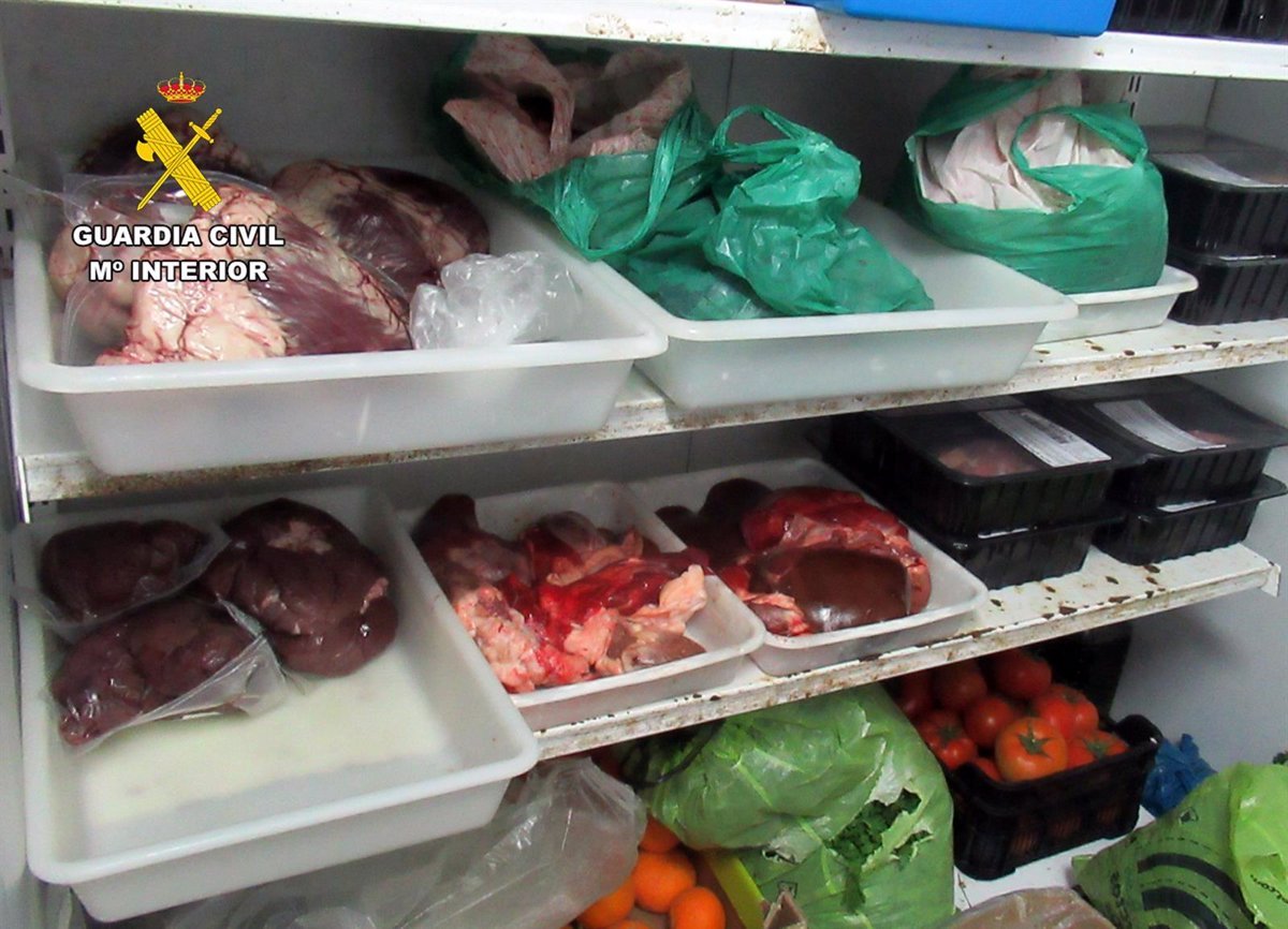 La Guardia Civil interviene cerca de un millar de productos alimentarios en comercios de la comarca del Guadalentín.
