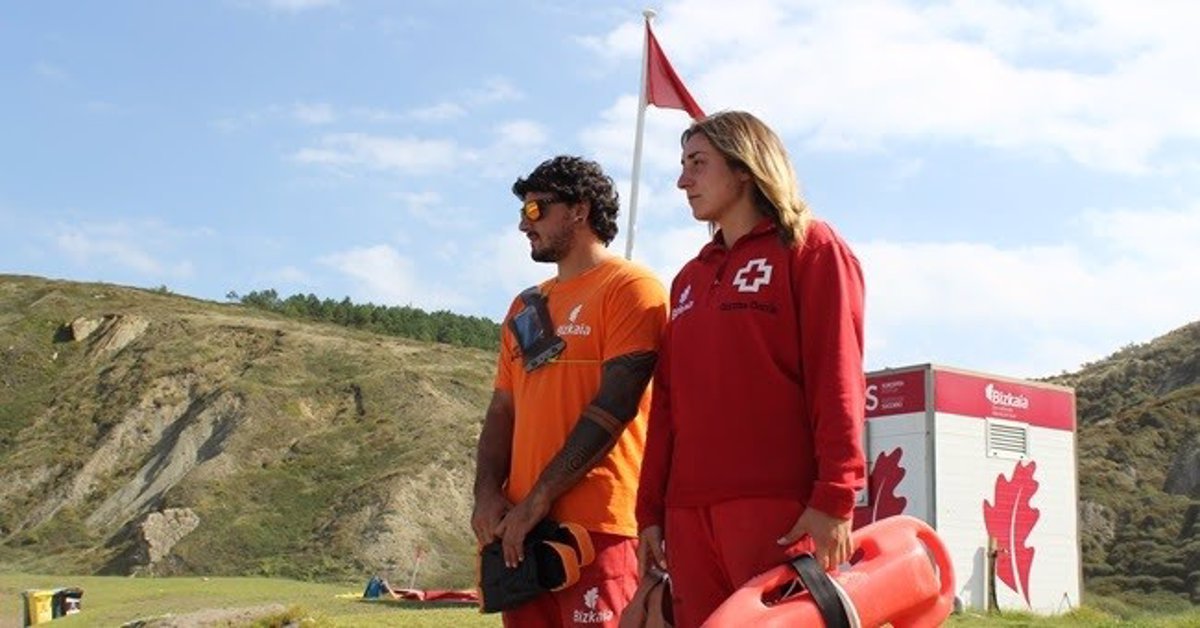 La bandera roja en las playas de Barinatxe y Arriatera-Atxabiribil