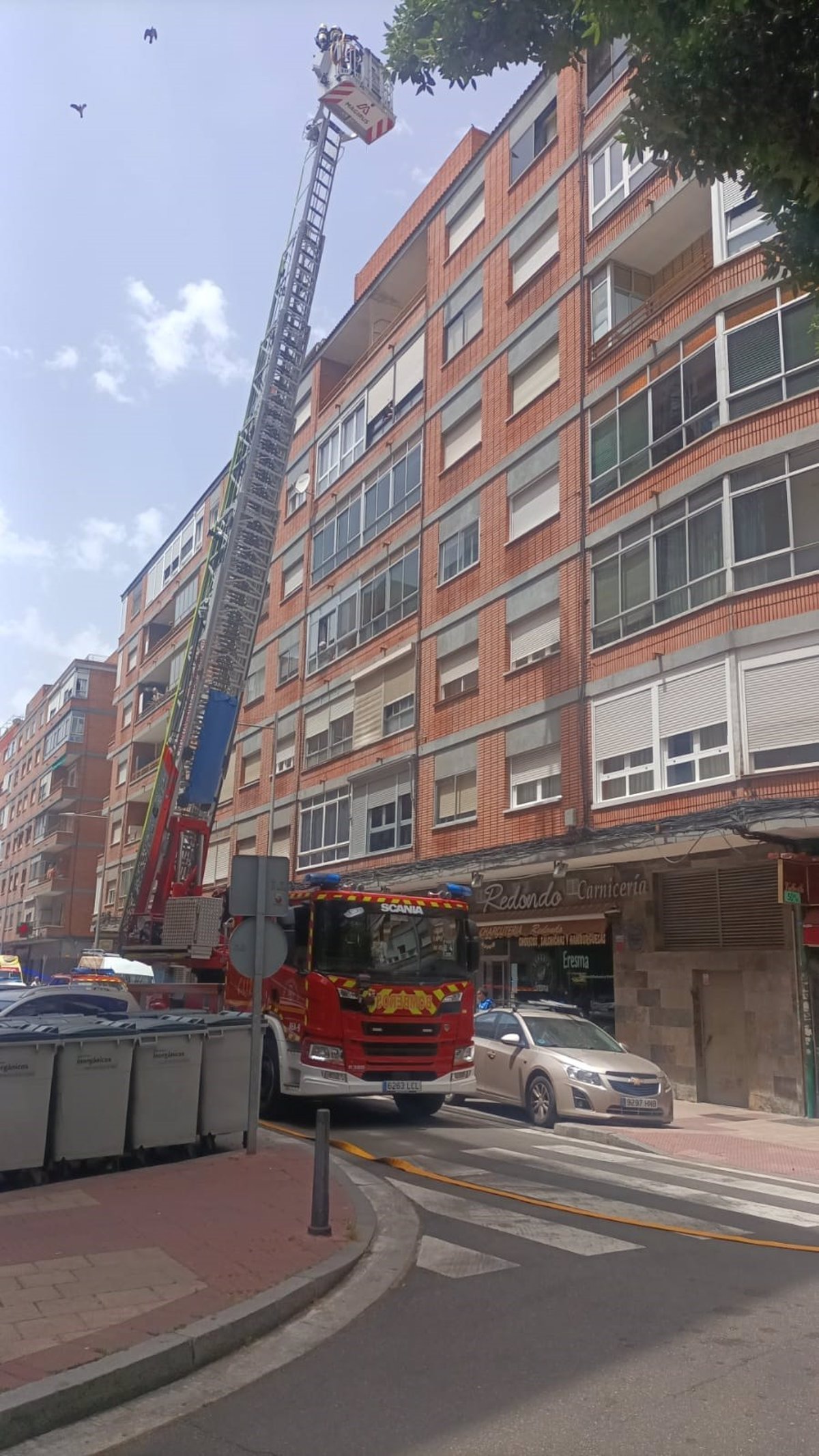 La calle Portillo de Balboa de Valladolid quedó cortada al tráfico por un incendio en la cocina de una vivienda
