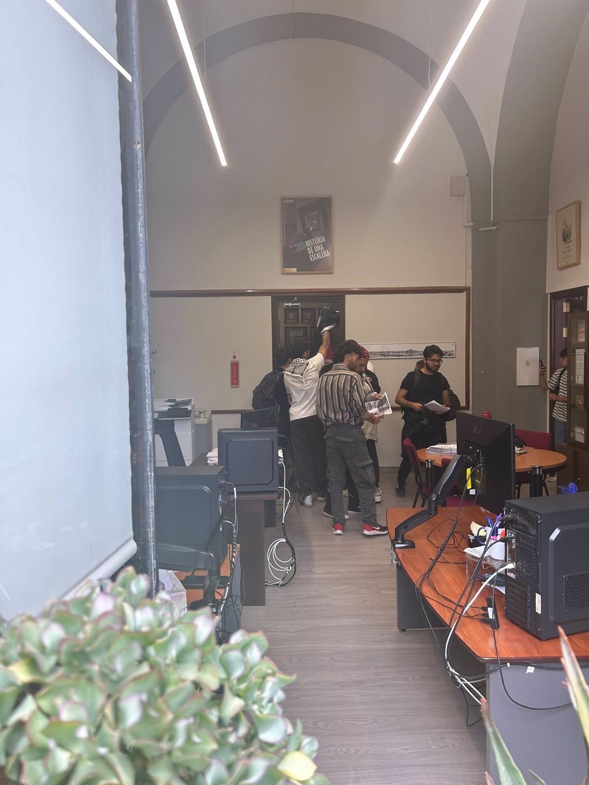La policía libera la detención de estudiantes pro-Gaza en el decanato de filología de la Universidad de Sevilla.