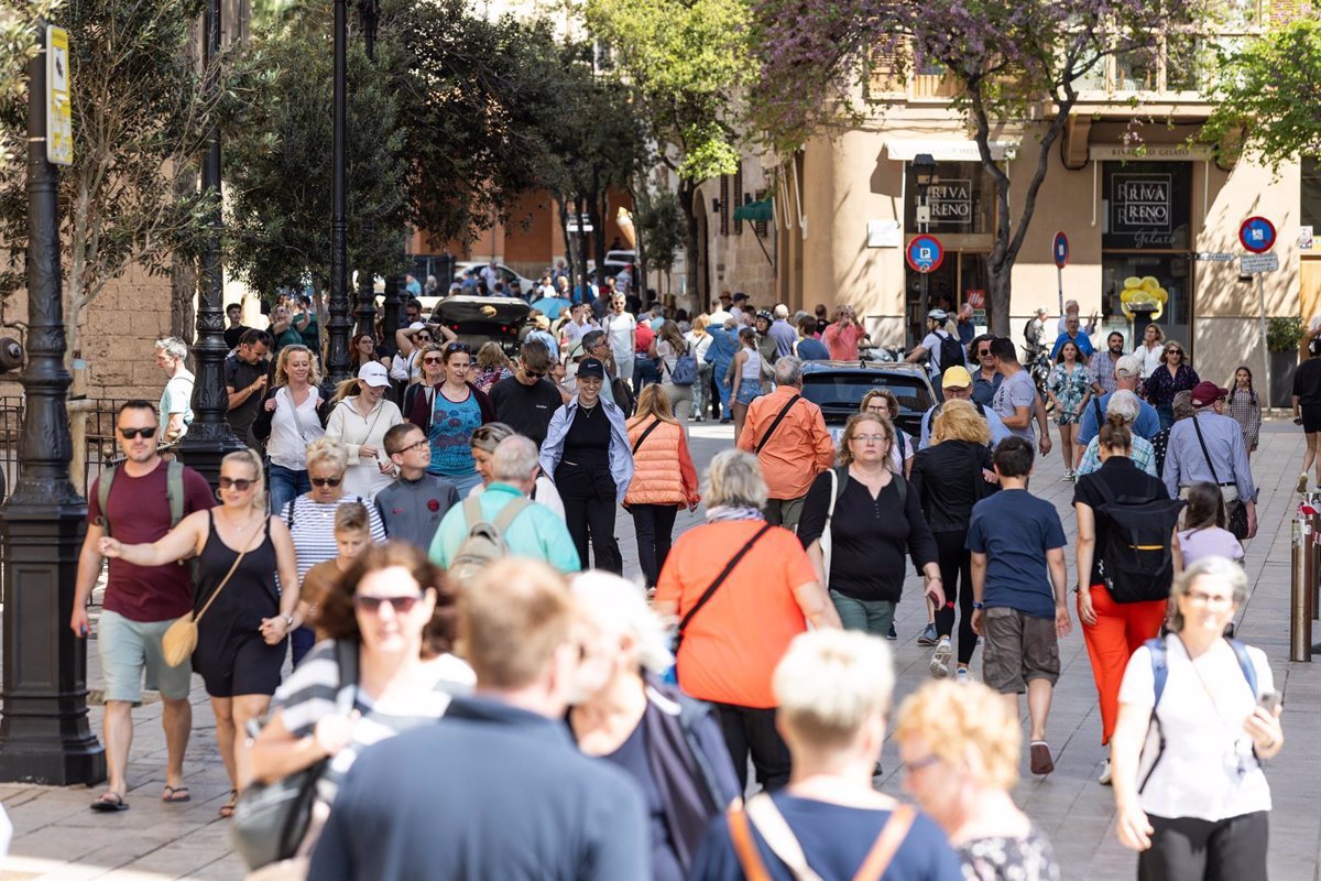 Las Islas Baleares recibieron casi 1,2 millones de turistas internacionales en abril, quienes gastaron 1.394 millones, un aumento del 5%.