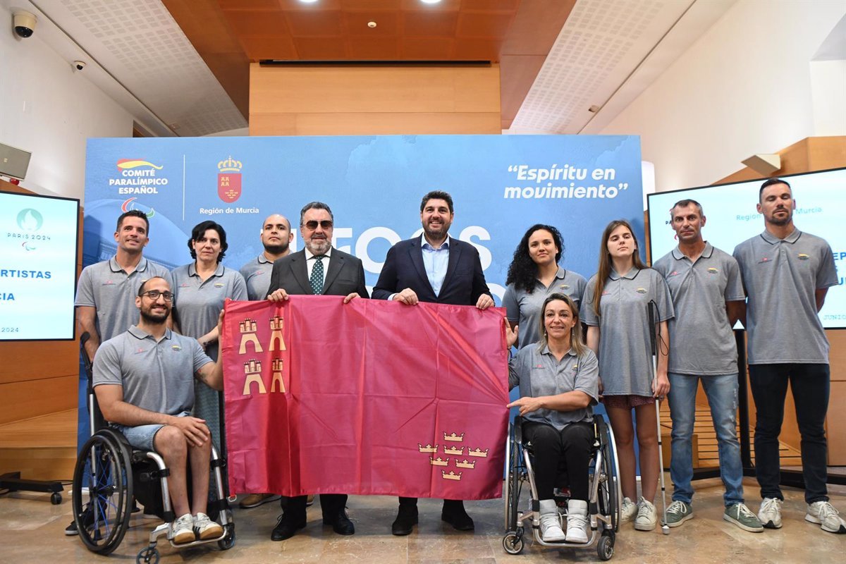 López Miras da la bienvenida a los 12 deportistas de la Región preseleccionada para los Juegos Paralímpicos, con un fuerte aplauso y palabras de aliento.