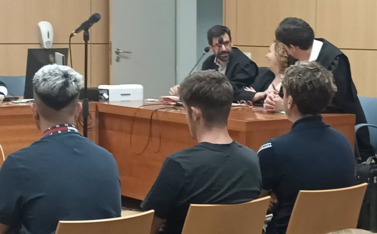 Los tres jóvenes que insultaron a Vinícius en Mestalla aceptan 8 meses de prisión por utilizar expresiones racistas