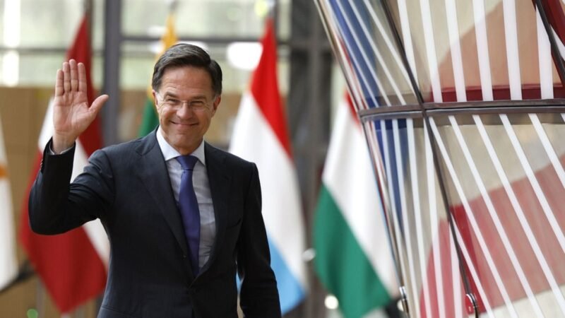 Mark Rutte pide apoyo internacional e integración para Ucrania al terminar su mandato en Holanda.