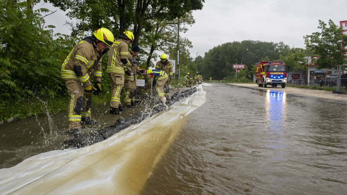 Más de mil personas han sido evacuadas en Alemania debido a las inundaciones, mientras que en Italia tres jóvenes han desaparecido.