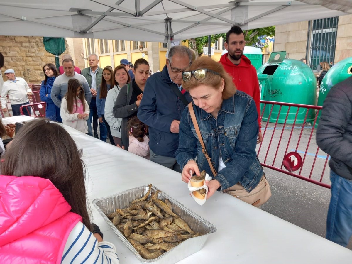 Miles de vecinos de Logroño participan en el reparto de pescado, pan y vino para cumplir la Alianza de San Bernabé