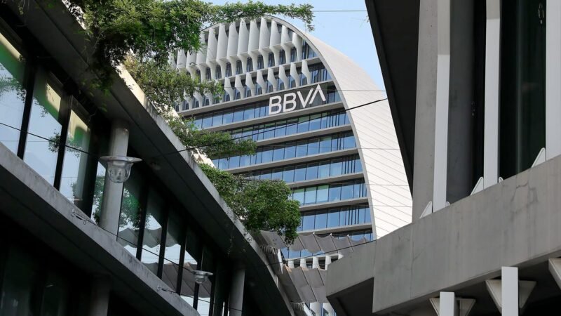 Previsión del BBVA sobre el déficit fiscal en España. Según el banco, el déficit se acercará al 3% del PIB debido a la recaudación tributaria en alza.