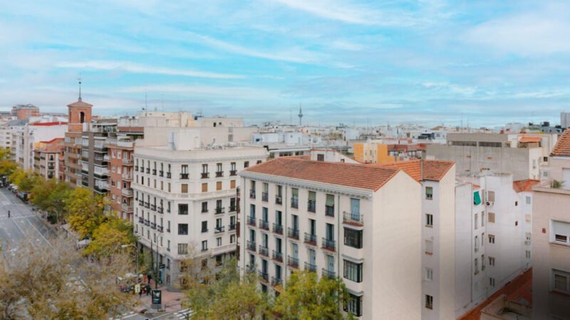 Propuesta de tasa turística de 3 euros en Madrid inspirada en Barcelona