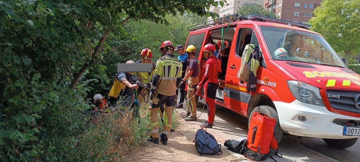 Rescatan a un indigente que había caído en una terraza a la orilla del río Pisuerga en Valladolid