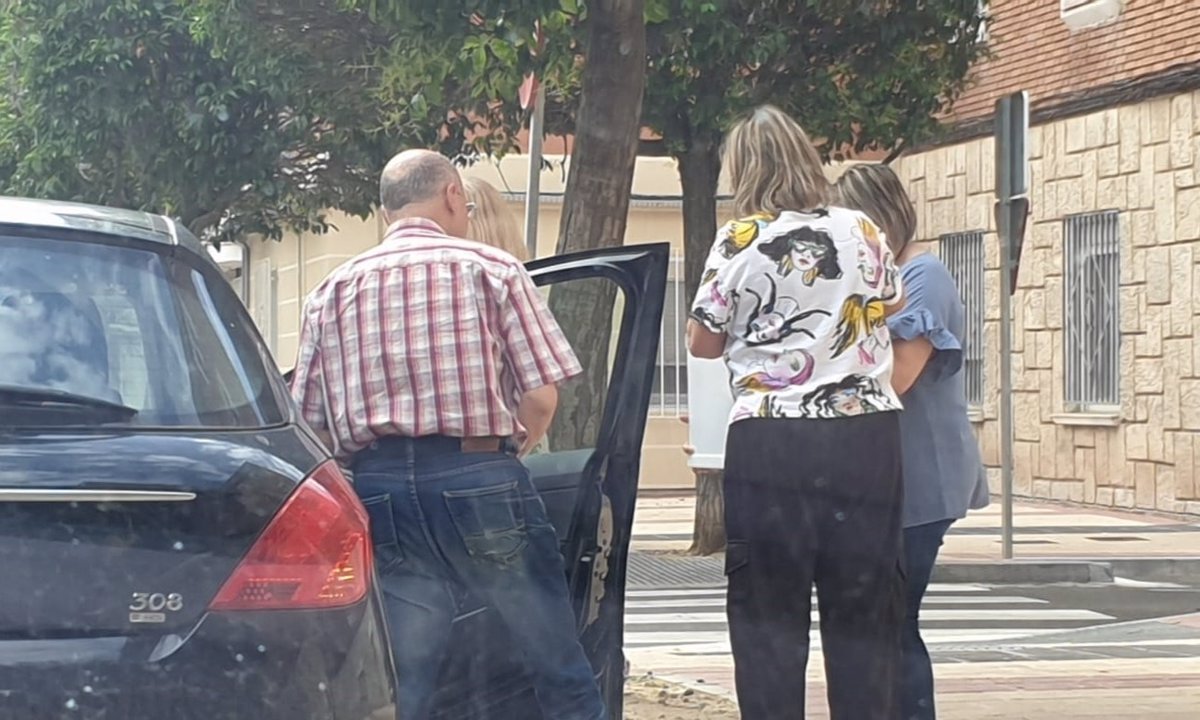 Sacan una urna a la calle en Valladolid para que pueda votar una mujer con discapacidad