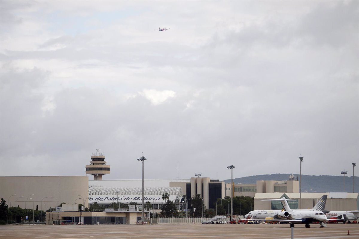 Según Aena, el temporal sobre el aeropuerto de Palma deja un centenar de vuelos afectados entre desvíos y cancelaciones