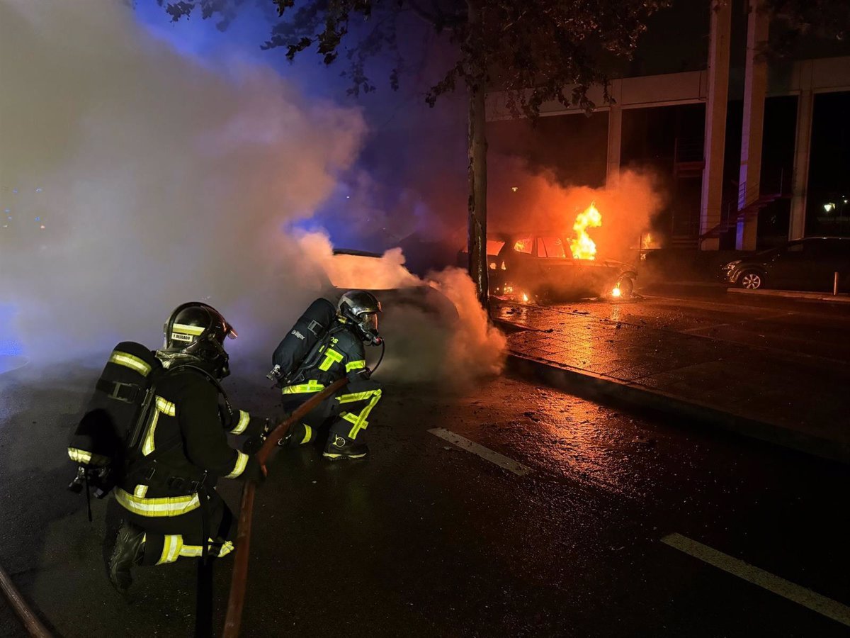Seis vehículos arden en una calle de Pozuelo de Alarcón