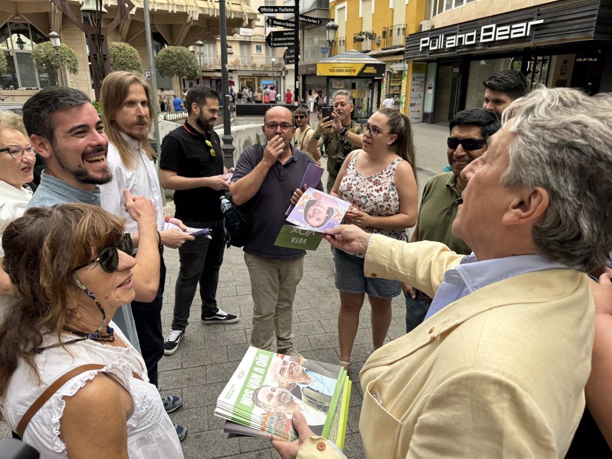 Tertsch (Vox) y Fernández (Vamos) coinciden en Ciudad Real e intercambian propaganda electoral