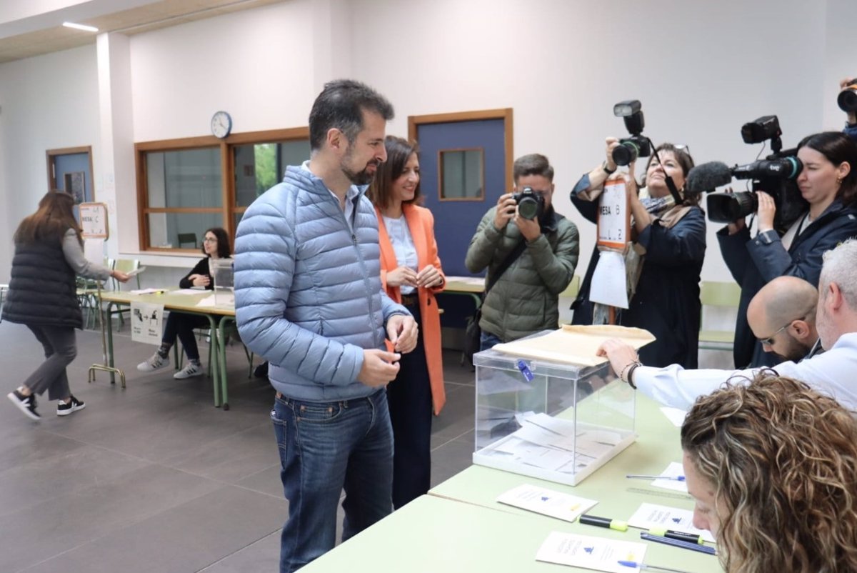 Tudanca pide votar en estas elecciones en las que la ciudadanía «se juega tanto»