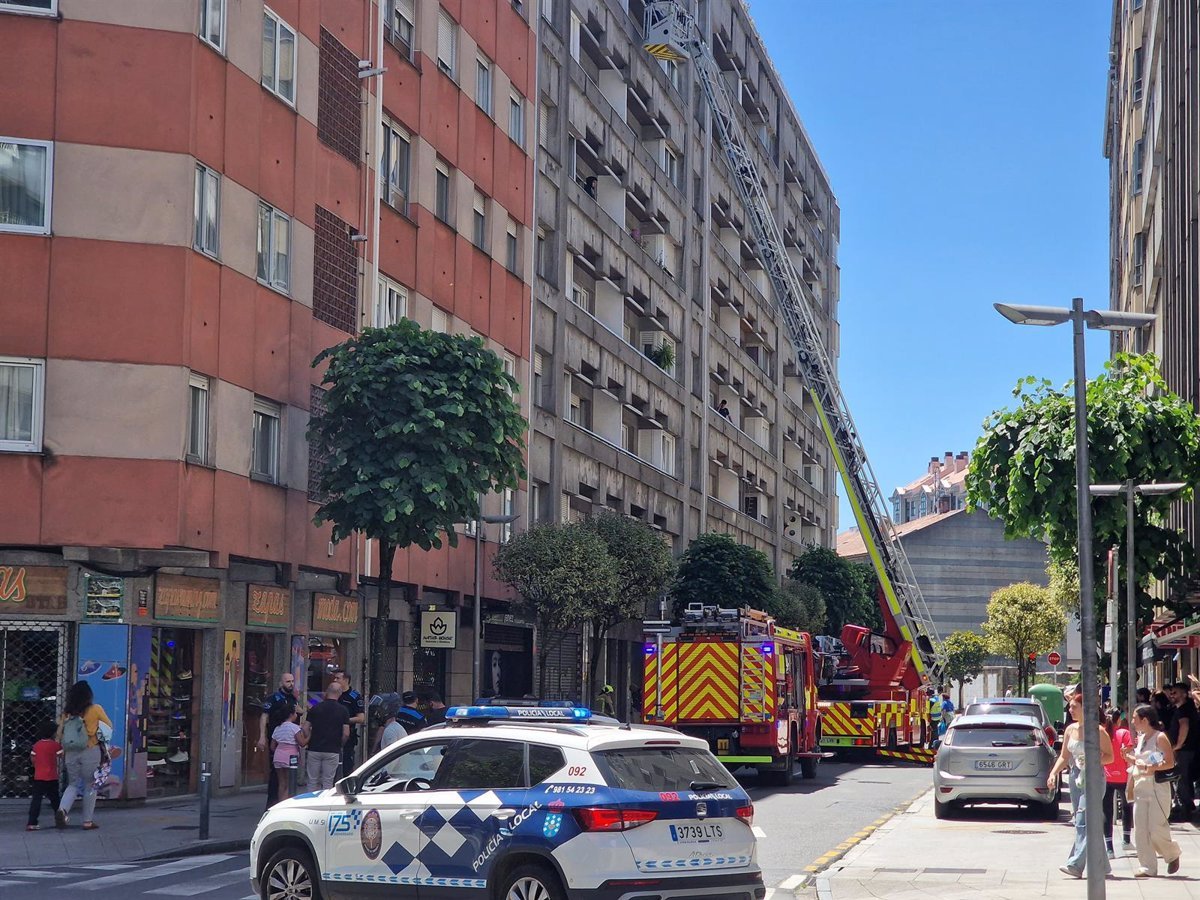 Un fuego en la cocina de un apartamento en Santiago obliga a tres personas a evacuar.