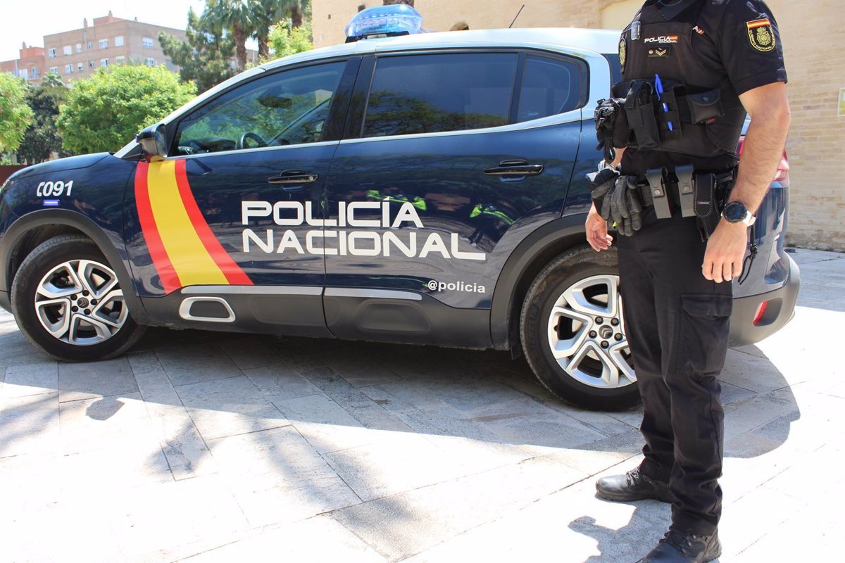 Un hombre que amenazaba con un objeto punzante al conductor de un taxi y de un autobús en Palma fue detenido