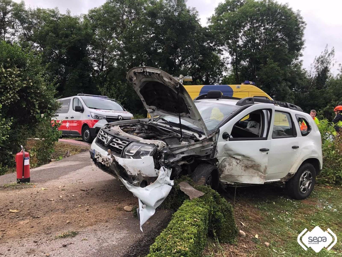 Un hombre resultó herido en una colisión entre dos coches en la carretera de la derecha Solís de Corvera