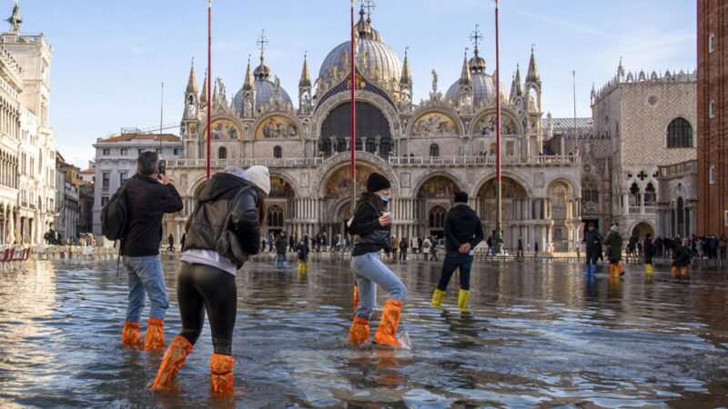 Venecia bajo el agua en 2150, según estudio científico.