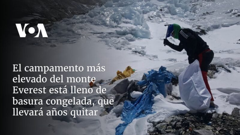 Basura congelada en el campamento más alto del Everest