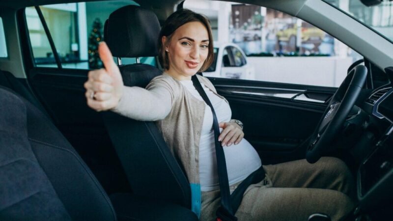 Consejos y normas para viajar de forma segura en coche durante el embarazo.