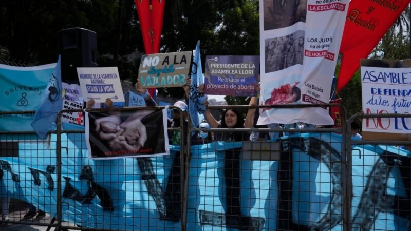 Mujeres exigen despenalización total del aborto en Ecuador