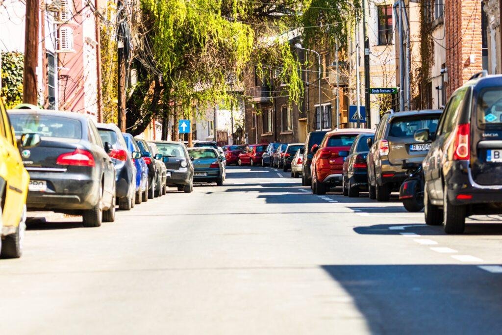 Aumento de tarifas de estacionamiento para coches pesados.