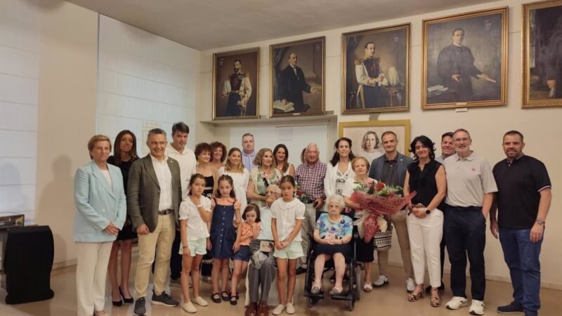 Logroño homenajea a los «abuelos» de la ciudad – Marcelina López Poza y Gregorio Pacheco, de 105 y 104 años respectivamente – por segundo año consecutivo.