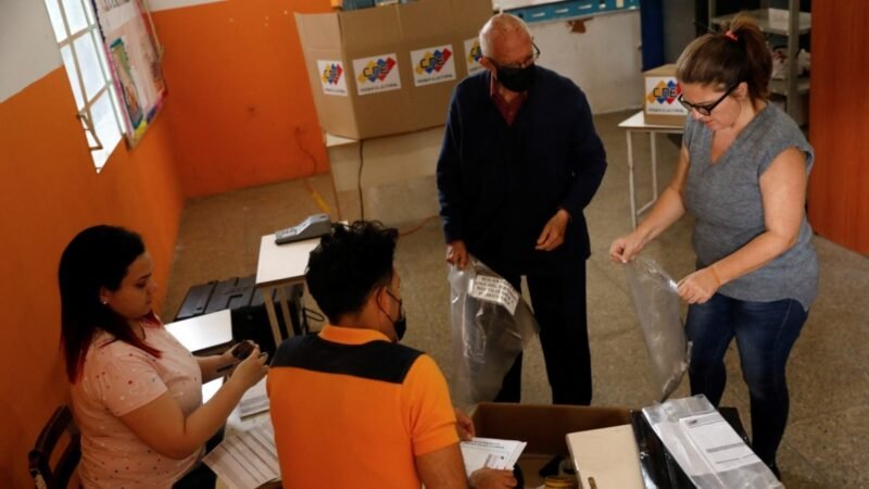 Mesas de votación instaladas y viajes de expresidentes detenidos, cerrada frontera