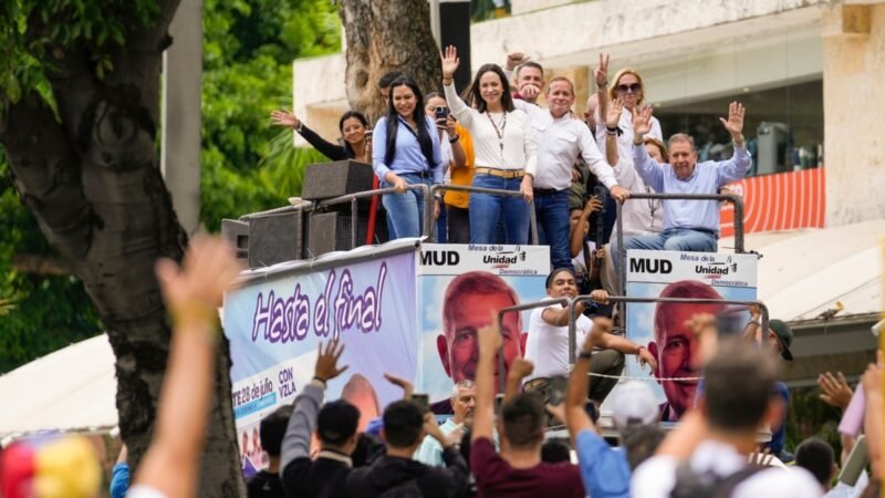 El padrino denuncia un golpe de Estado y Superlano es arrestado, bloquean la web en minutos