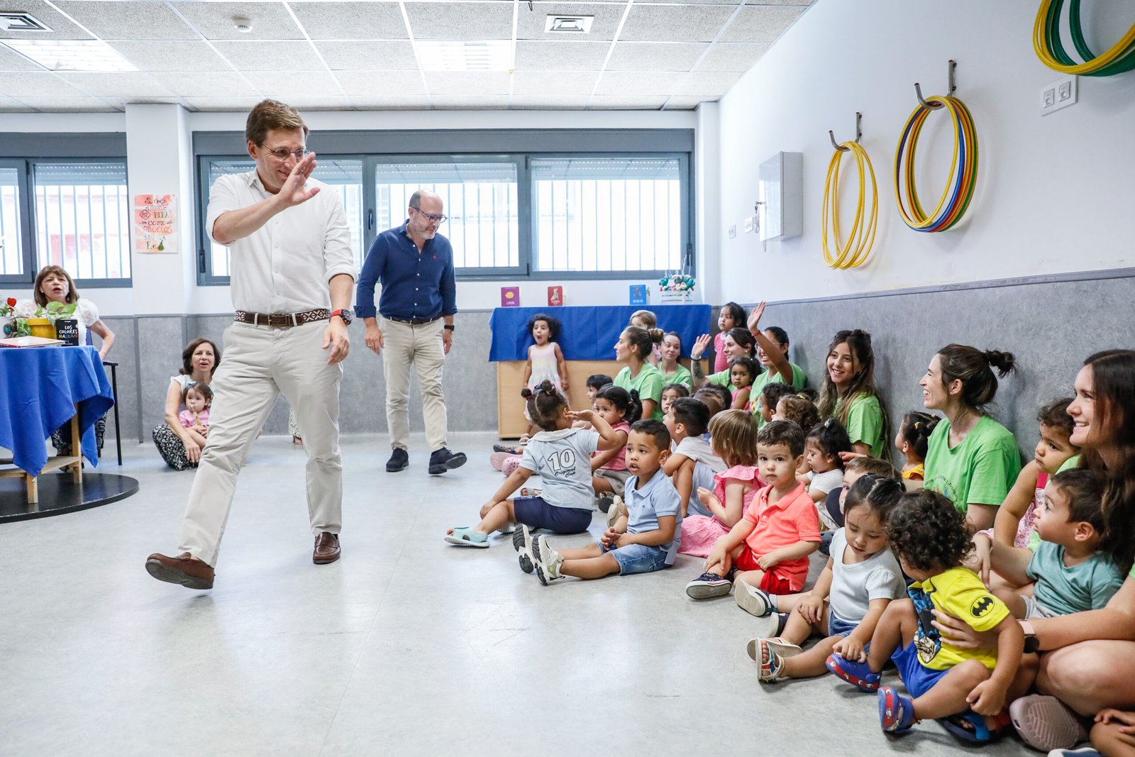 Almeida se une a la celebración del Día de los Abuelos como una auténtica red social