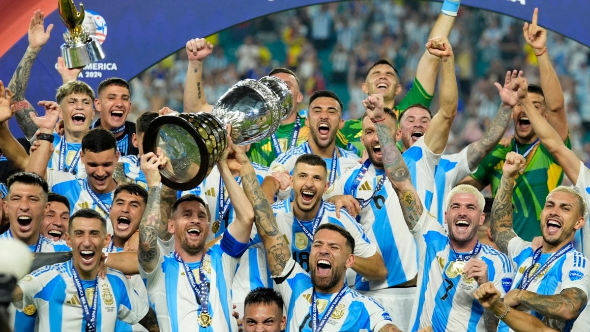 Argentina en la cima del ranking de la FIFA, pero los cantos racistas ensombrecen su éxito