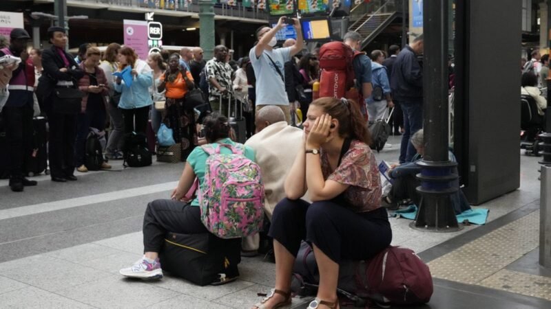 Ataque a la red ferroviaria francesa afecta a más de 800.000 pasajeros.