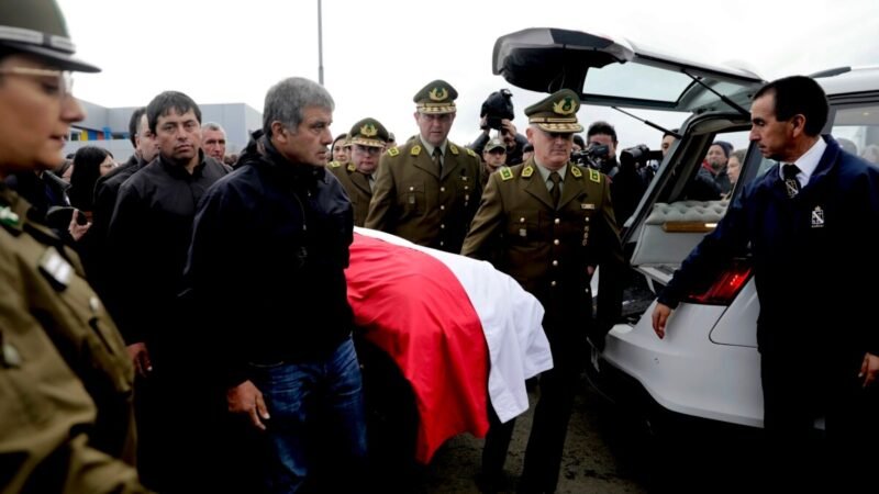 Detienen a tres sospechosos por asesinato de policías en Chile.