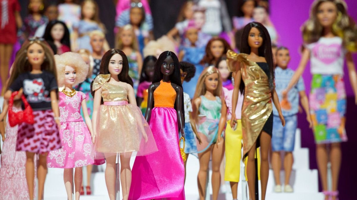 El Museo del Diseño de Londres celebra 65 años de Barbie con muñecas, vestidos y casas de ensueño