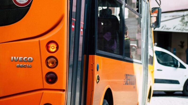 En Milán, todos los metros están cerrados. 

En Milán, el transporte público está afectado.