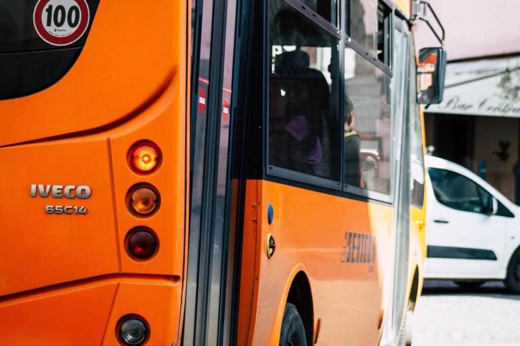 En Milán, todos los metros están cerrados. 

En Milán, el transporte público está afectado.