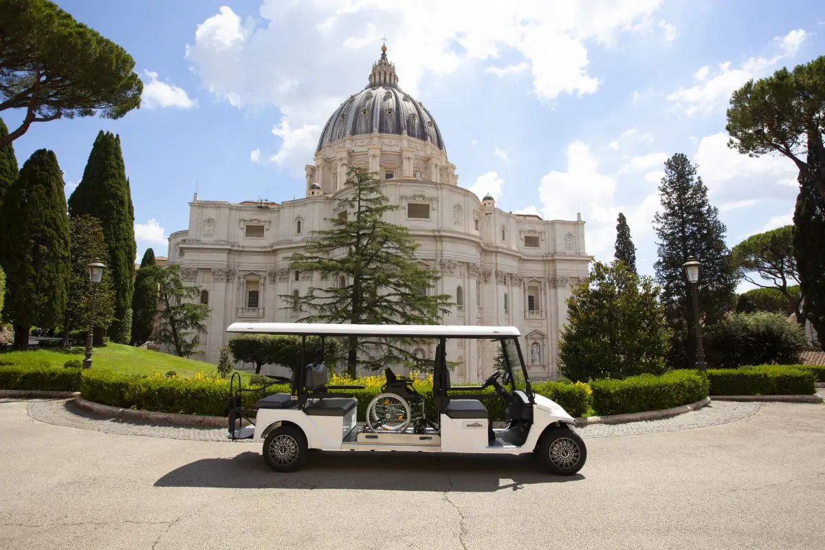 Excelentia, transfer eléctrico para personas con movilidad reducida en el Vaticano.