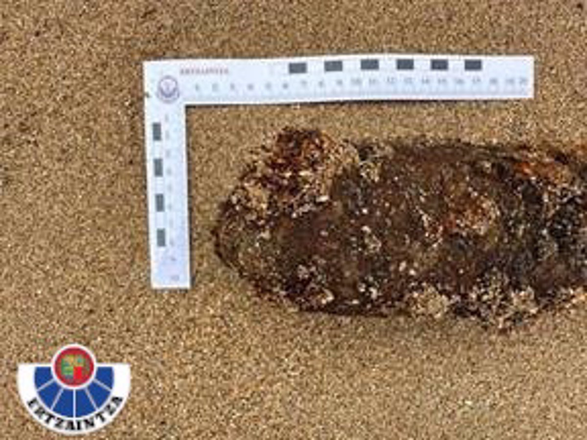 La Ertzaintza desactiva obús de la guerra civil en playa de Laga, Ibarrangelu.