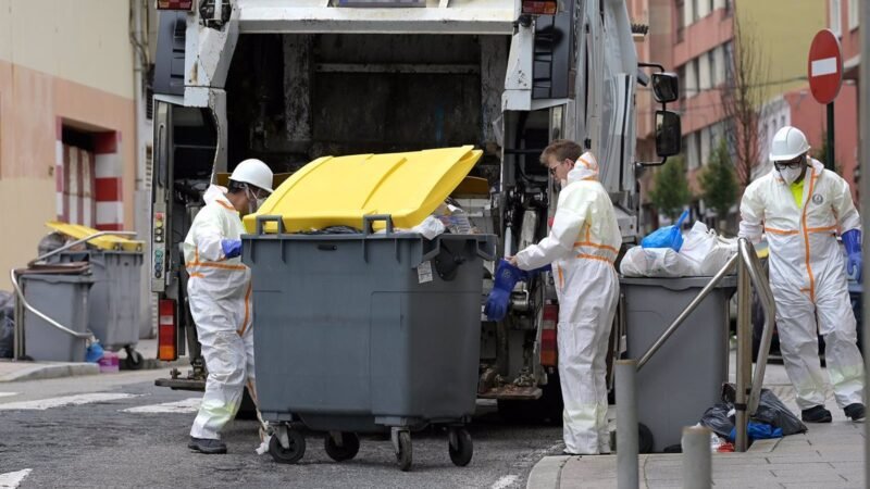 La empresa armamentista limpia las calles de A Coruña