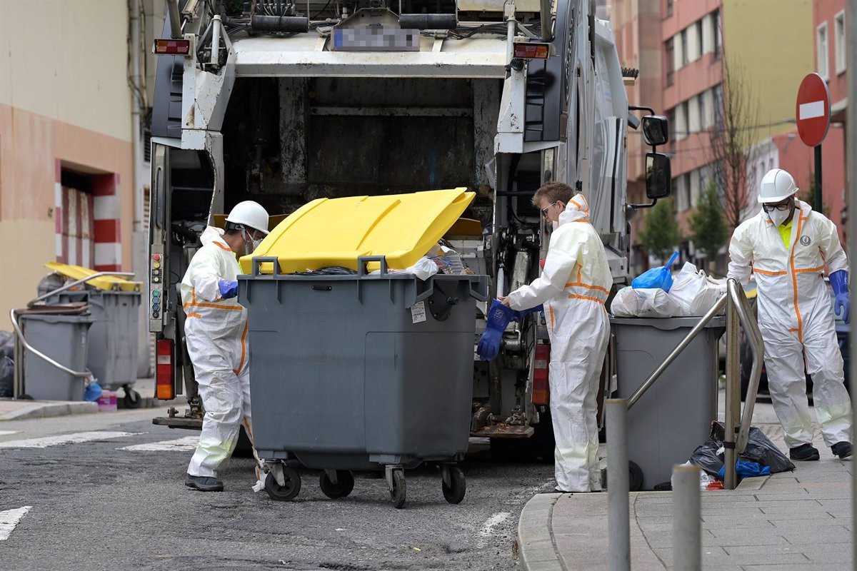 La empresa armamentista limpia las calles de A Coruña