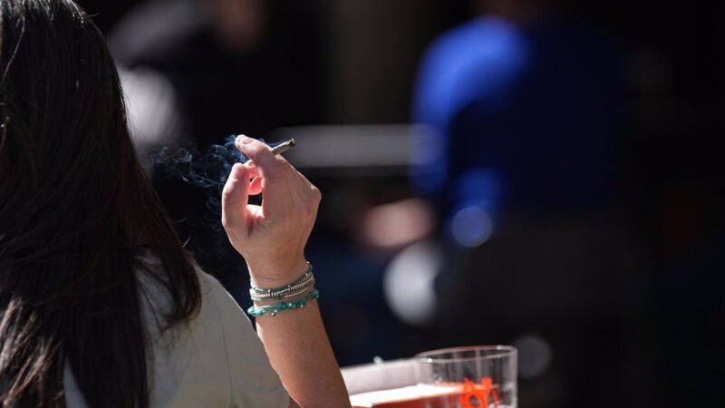La patronal turística de Las Palmas pide al Gobierno que reconsidere la prohibición de fumar en terrazas.