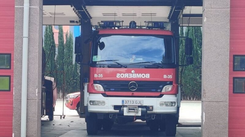 Los bomberos de CEIS Rioja actúan en incendio de coche en calle Armando Busqueini de Ezcaray
